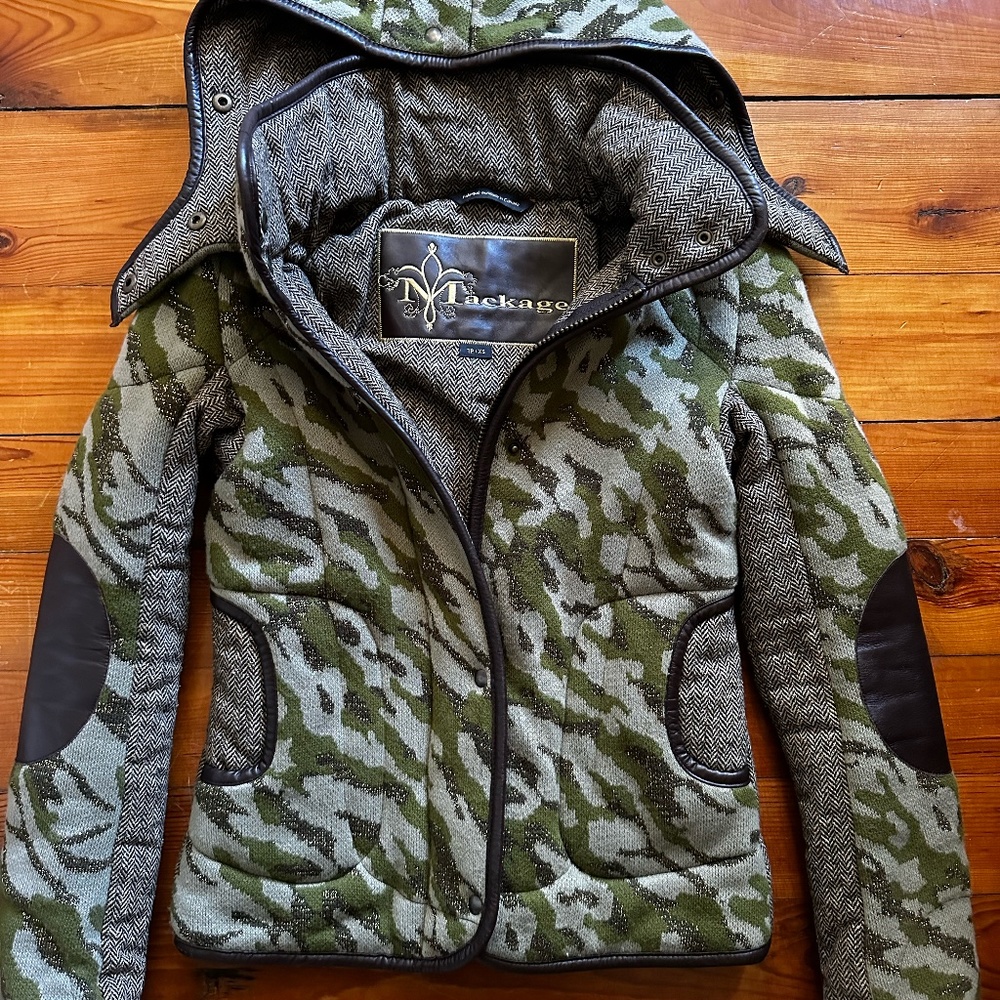 Unique MACKAGE coat with removable hood - in LIKE NEW condition*